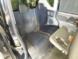 後部座席も気になるようなキズ・汚れやへたり等、大きなダメージはなく、良好な状態です。