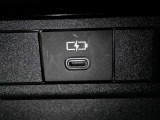 充電用USB端子付き。スマートフォンなどの充電に便利です。