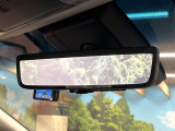 【デジタルインナーミラー】後席の大きな荷物や同乗者で後方が確認しづらい時でも安心!カメラが撮影した車両後方の映像をルームミラー内に表示。クリアな視界で状況の確認が可能です!