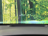 【ヘッドアップディスプレイ】現在の速度や走行情報をデジタル表示で運転席前方のガラスに投影!運転中、目線をずらさず必要な情報を確認できるのでとっても便利で安心!