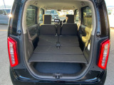 さらに後部座席を倒せば広く多くの荷物を乗せることができます♪