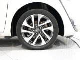 メーカーオプションの純正16インチアルミホイールを装備しております。(195/50R16)