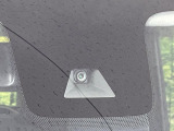 【三菱e-Assist】走行中に前方の車両等を認識し、衝突しそうな時は警報とブレーキで衝突回避と被害軽減をアシスト。より安全にドライブをお楽しみいただけます。