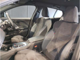 【助手席シート】運転席シート同様長時間乗車・スポーツドライビングでも疲れにくい形状にセッティングされたシートを装備しております。