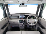 N-BOX+の開放的な前方視界。フロントガラスが大きいので運転がしやすく疲れにくいです。また、全ての装備が適正配置されていて操作性に優れています。