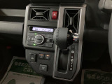 シフトレバーは扱いやすいインパネシフトです!オートエアコンも装備ですよ♪