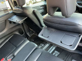 運転席、助手席後ろにはセカンドシート用テーブル&ドリンクフォルダーを装備しております♪