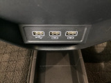 セレクトレバーの下に、スマートフォンなどの充電可能なUSB端子が2個ついています。移動中に充電もできるので便利です。