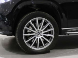 メルセデスのシート可動域は身長145cm〜220cm です。あらゆるユーザーに快適なポジションを設定できますね。