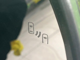 【ブラインドスポットモニター】走行中、ドアミラーの死角になりやすい箇所に後続車が接近するとサイドミラーのレンズに警告を表示!ドライバーに注意喚起をしてくれます。