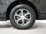 アルミホイールを装備、タイヤサイズは195/80R15 107/105N LT です。
