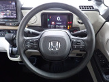 ハンドル左側にはオーディオ操作が出来るオーディオリモートコントロールスイッチ、右側にはHonda SENSINGとオートクルーズコントロールのスイッチを装備!
