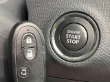 【キーレススタートシステム】カバンやポケットに入れたままでもドアの施錠・解錠が可能なスマートキーを装備。エンジンのオン・オフ時もカギを取り出す必要が無いからとっても便利です♪