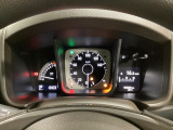 スピードメーターとタコメーターを大きく配した見やすいメーター部になっています。右側のインフォメーション画面でオドメーターや燃費などの情報を確認できます。