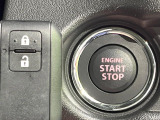 【キーレススタートシステム】カバンやポケットに入れたままでもドアの施錠・解錠が可能なスマートキーを装備。エンジンのオン・オフ時もカギを取り出す必要が無いからとっても便利です♪