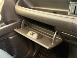 【グローブボックス】大容量のグローブボックスです!!車検証ケース他、日頃使う小物類の収納スペースもたくさんあります!