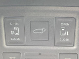 【パワーバックドア】スマートキーや運転席のボタンを押すだけでリアゲートが自動で開閉します!荷物を持っている時や、高い位置にあるバックドアを閉める際に便利な機能です♪