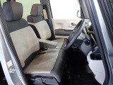 フロントシートはベンチシートです、運転席と助手席の移動が簡単です。真ん中にはアームレストも装備されています! また運転席シートの高さも調整できます。