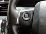 ハンドルから手を離さずにオーディオの操作ができるステアリングスイッチを装備。わき見運転の防止にもなり安全運転に貢献します。