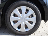 タイヤサイズは、155/65R14です。専用ホイールキャップが足元を引き締めます。