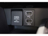 USBオーディオ用ソケットがついていますので携帯電話などを接続すれば音楽等の再生が可能です!充電用ソケットもございます♪