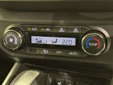 オートエアコン付きなので一度、気温を設定すれば自動的に過ごし易い温度に調整してくれますよ。 車内をいつでも快適空間にしてくれます。