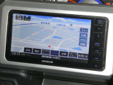 【7インチ】目的地を設定すれば、初めての場所でも簡単に行くことが出来ます。(音楽だって聴けちゃいます。)今や欠かせないアイテムですね。カーナビと共に楽しいカーライフを送って下さい!