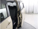 片側パワースライドドア付きだから、狭い駐車スペースなどでの 乗り降りラクラク!小さなお子さまのいるご家庭には嬉しい装備。