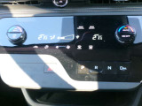 エアコンボタンです。オートエアコンなので操作も簡単です。