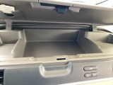 運転席アッパーボックスは、よく使うモノの収納に便利です。