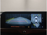 バックモニター付き。駐車の際のサポートとなり、必須アイテムのひとつですよね。それでも、バックする際は必ずご自身の目で確認をしてください。パノラミックビューで上から見下ろした視点でも確認できます!