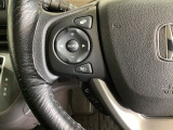 ステアリングスイッチがついていますので、オーディオのチャンネル変更、ボリューム、ジャンル変更が操作可能です。ハンドルから手を離さず安全に操作できます。