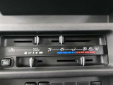 シンプルな配置で使いやすい位置にスイッチがあるマニュアルエアコン搭載車です。