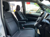 運転席・助手席は、ゆったりと座れるサイズで、長時間の運転でも快適です。