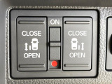 【両側パワースライドドア】スマートキーや運転席のスイッチで後席両側スライドドアの開閉が可能♪電動だから力を入れてドアを開ける必要が無く、小さなお子様でも簡単に開け閉めでき快適です♪