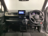車内は光触媒抗菌消臭施工済です。スタイリッシュなデザインでスポーティなインパネ周りを演出します。グローブボックスやカップホルダーのほかにトレーなどたくさんの収納スペースが付いています。
