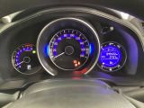 真ん中にスピードメーターを配した、見やすい3眼メーターになっています。右側のインフォメーション画面でオドメーターや燃費などの情報を確認できます。