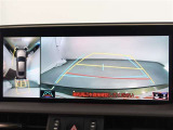 パノラミックビューモニター付きです。車両を上から見たような映像をモニター画面に表示。運転席からの目視では見にくい、車両周辺の状況をリアルタイムでしっかり確認できます。