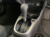 CVT車のセレクトレバーです。低速から高速まで、変速ショックのないスムーズな走りを実現するとともに、エンジン効率のよい領域を維持することで燃費にも貢献します。