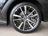 右後 アルミホイールは、カッコイイだけではなく、燃費にも影響するアイテムなんですよ!「*ホイールロックナットは展示用です」