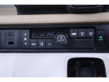 季節を問わずに快適に過ごせるオートエアコンが装備されています。自動で風量を調整してくれ車内を快適に保ってくれます。