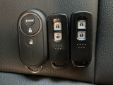 スマートキーを装備しています。鍵を差し込むことなくドアロックの開け閉めと、スタートボタン操作でのエンジンスタートができます。加えて、純正リモコンエンジンスターター用の操作キーもついています。