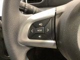 ステアリングにオーディオ操作スイッチが付いています。オーディオ画面に直接タッチしなくても操作が出来ますので、運転に集中できます。
