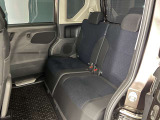 【足元広々】後席も足元広々でお子様も乗りやすいです。フロアマットもきれいです。