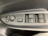 ハンドルの右側に電動格納付きパワーミラーの操作スイッチがついています。左右のサイドミラーの角度調節も微調整ができて便利です。パワーウインドウは運転席でドア4枚とも上下の操作ができるようになっています。