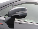 サイドカメラ装備 死角になる左フェンダー下付近が確認できます。細い道路を通行する時の強い味方、ストレスが軽減できますので、運転に集中できます。