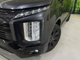 【LEDヘッドライト】悪天候や夜間走行時も良好な視界を確保し安心して運転できる高輝度LEDヘッドライトを装備!点灯速度が早く、消費電力も抑えられています。