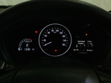 スピードメーターを大きく配した見やすいメーター部になっています。右側のインフォメーション画面でオドメーターや燃費などの情報を確認できます。