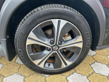 純正アルミホイールを装着しています。安全運転で楽しいドライブを。