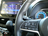 ナビの音量など車両情報を手元で操作できるハンドルスイッチ付き。